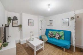 This flat offers superb transport connections